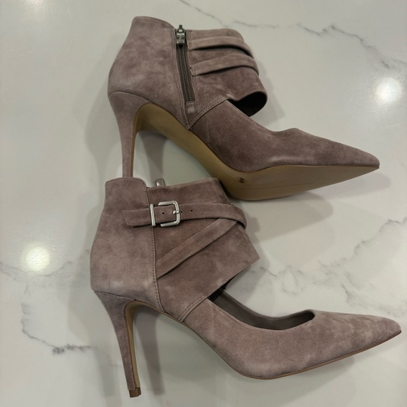 BCBG Taupe Leather bootie /Heels Sz 8.5 Pointed toe - Picture 3 of 7
